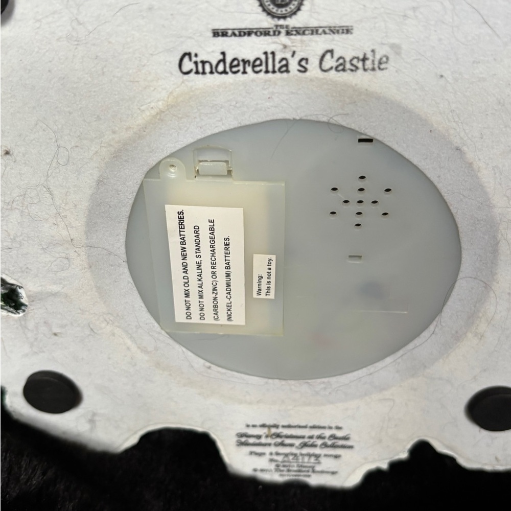 The Bradford Exchange Disney “Cinderella’s Castle” - Picture 13 of 13